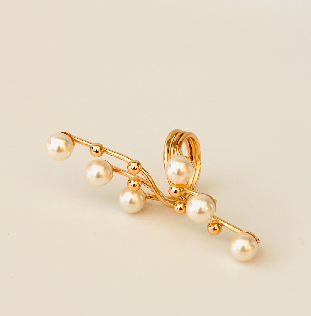 Maya pearl ring with freshwater pearl centerpiece and gold-plated twisted band