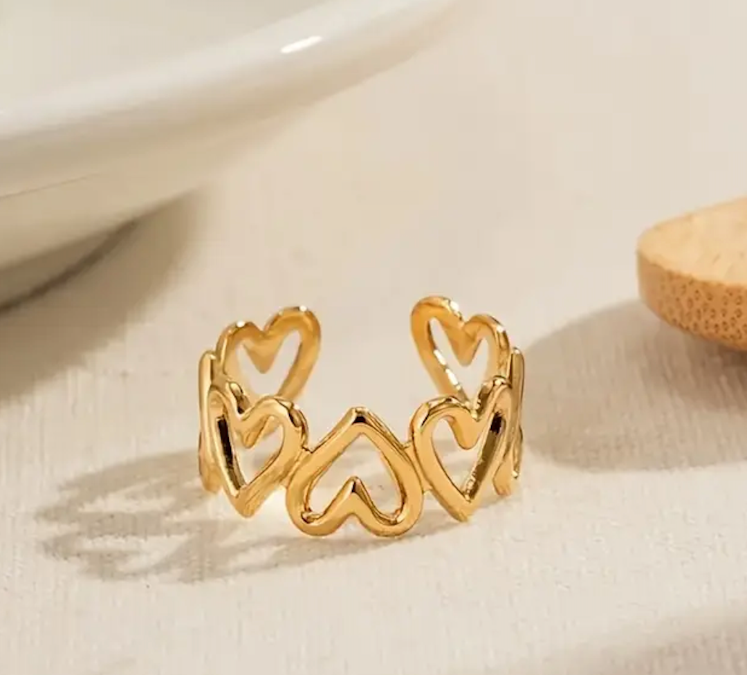 Heart-shaped ring with crystal stone and gold-plated band