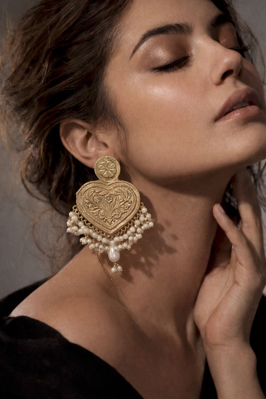 Heart-shaped pearl earrings with gold-plated frame and white pearl drop